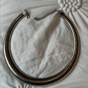 Elegant Silver Choker Necklace. With adjustable length
Silver color
